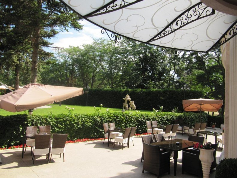 محوطه باغ هتل کریستال بوتیک بلغارستان